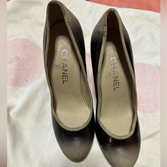 Chanel
Interlocking CC Logo Patent Leather Pumps
Women's Size:5.5 - Picture 6 of 8